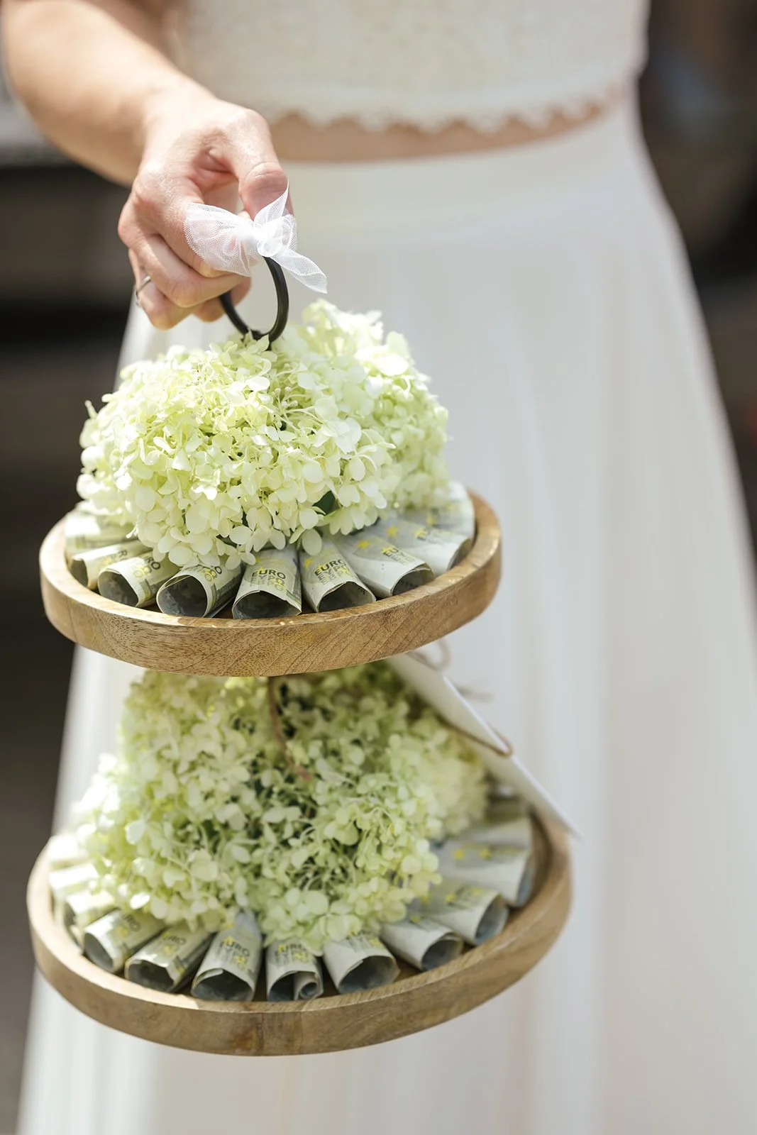 Hochzeitsgeschenk in der Hand von der Braut.