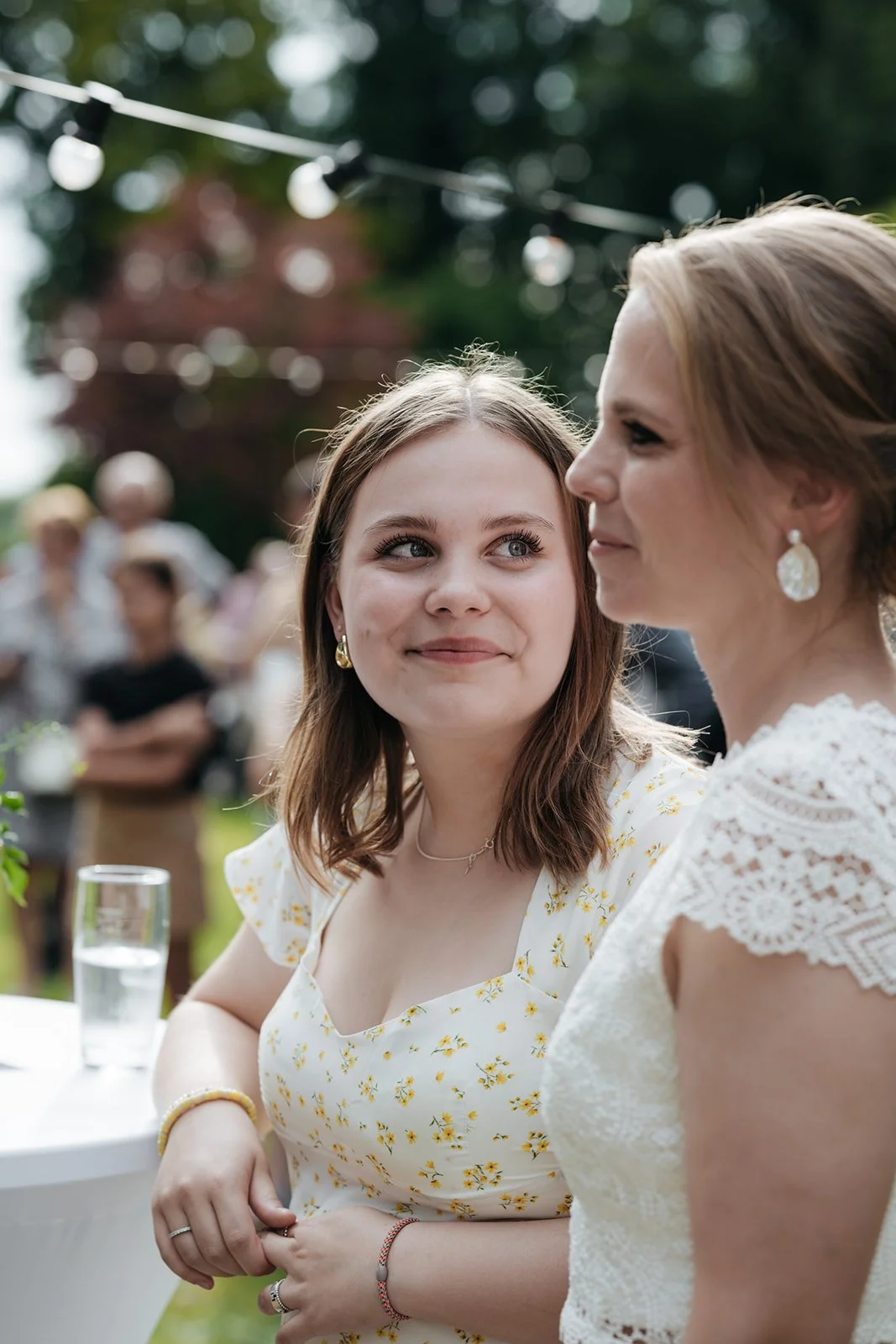 Mutter und Tochter während der Hochzeit.