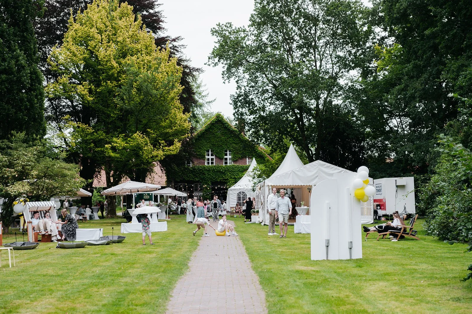 Gartenparty im Park von einem Landhauses.