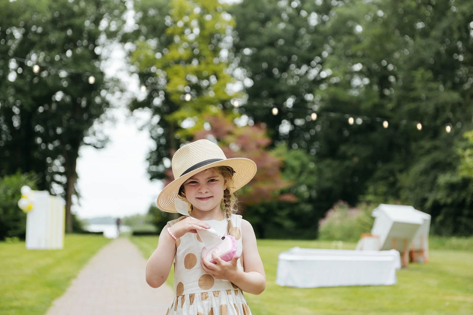 Hochzeit im Park, Portrait mit einem Mädchen, wer eine Kamera in der Hand hält.