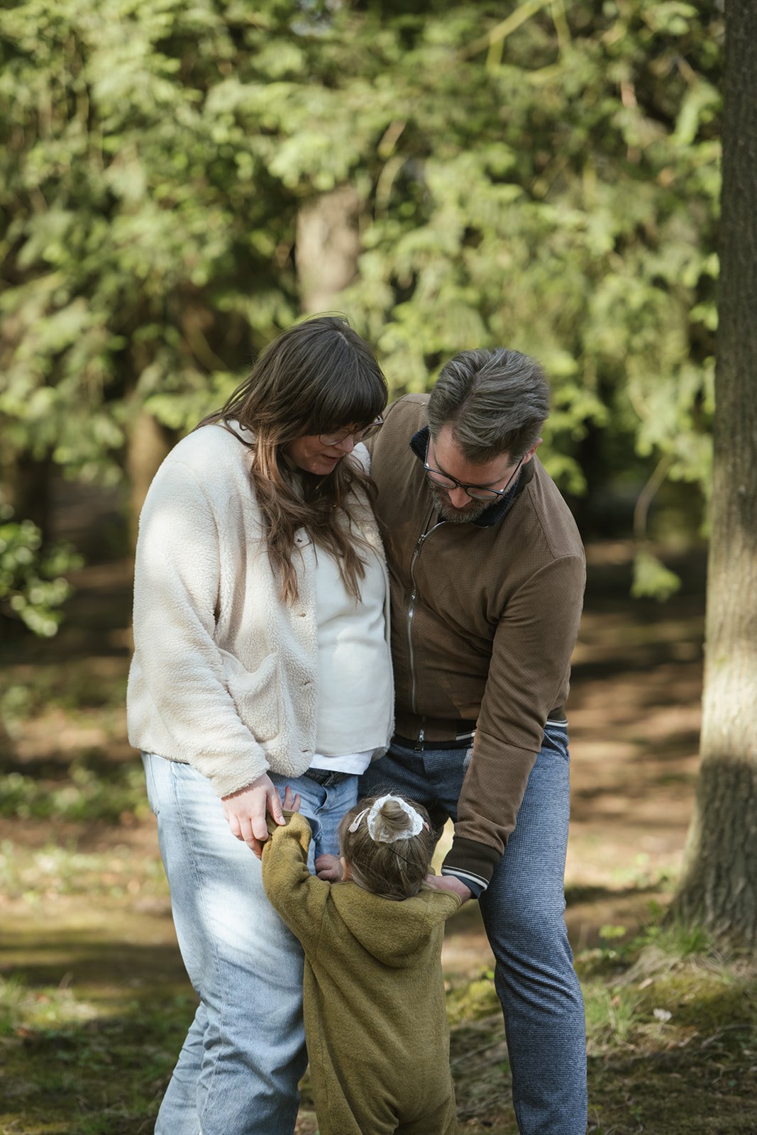 Junge Familie im Wald mit Kleinkind und Frau hat Babybauch