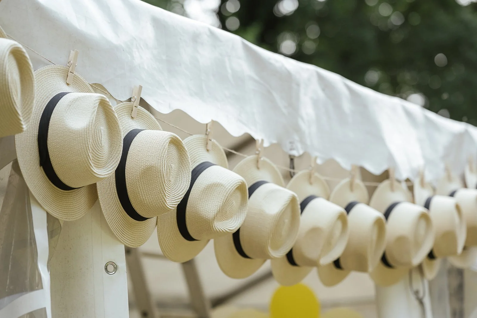 Hochzeitsdeko im Park. Hüte als Dekoration am Zelt.