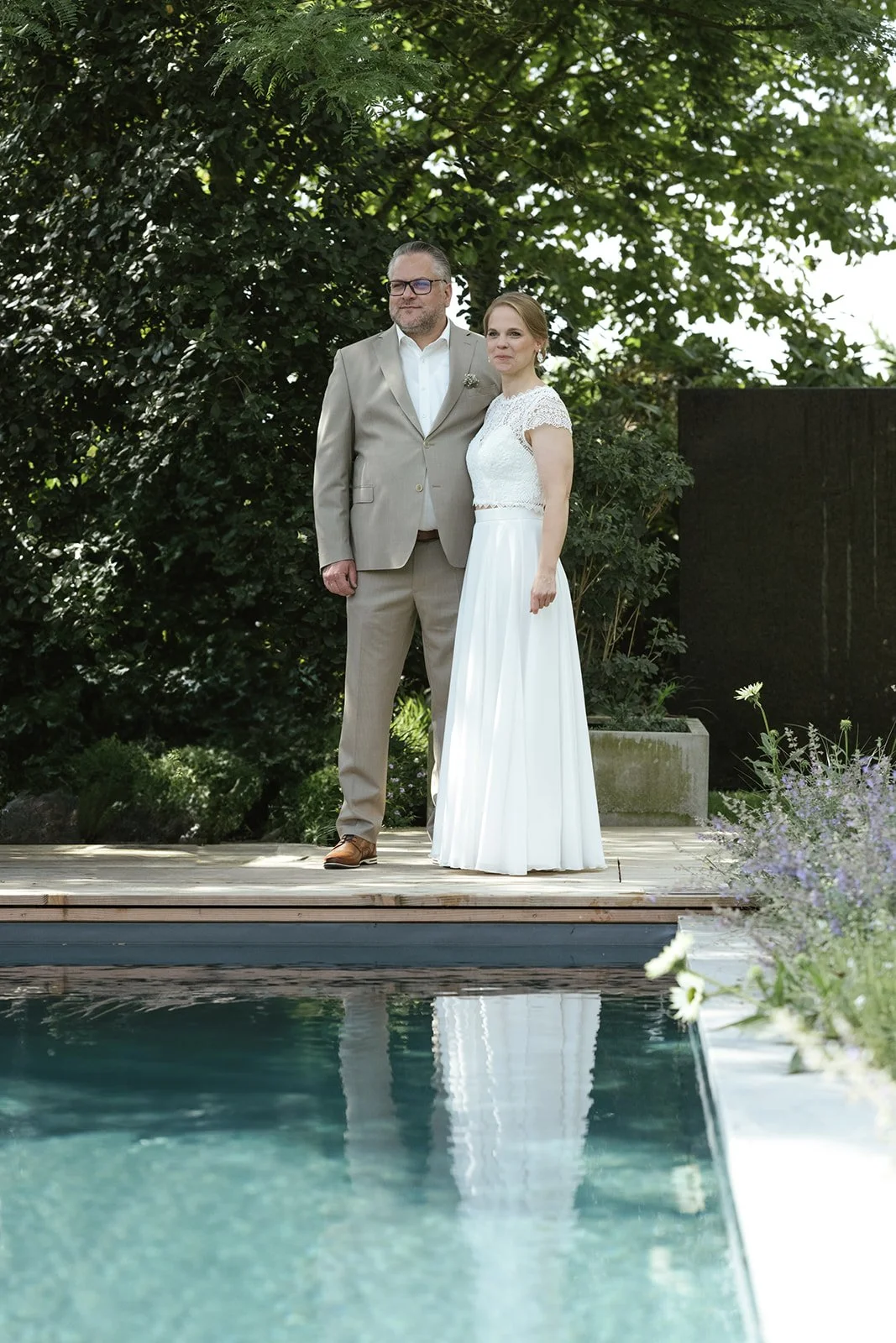 Brautpaar am Pool nach der Trauung.