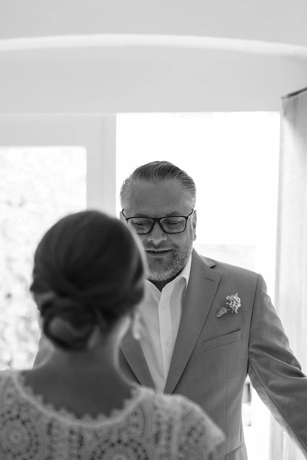 Bräutigam sieht das erste Mal die Braut in ihrem Hochzeitskleid