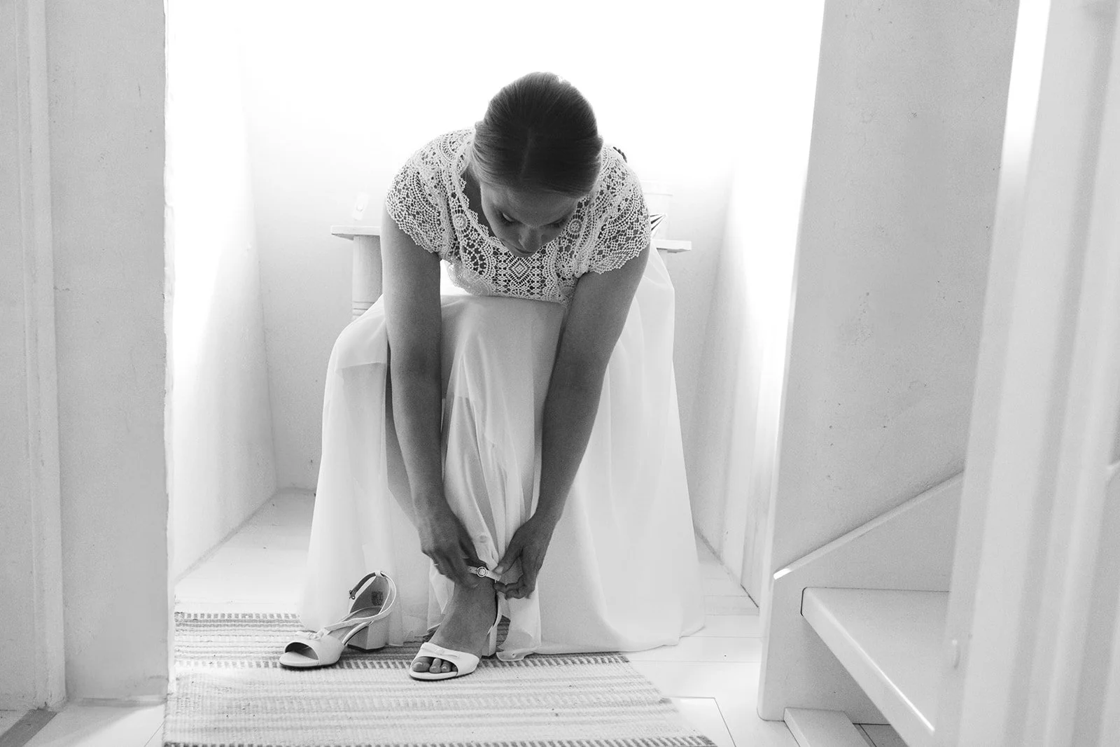 Getting Ready Aufnahme von einer Braut , die grade ihre Schuhe anzieht.