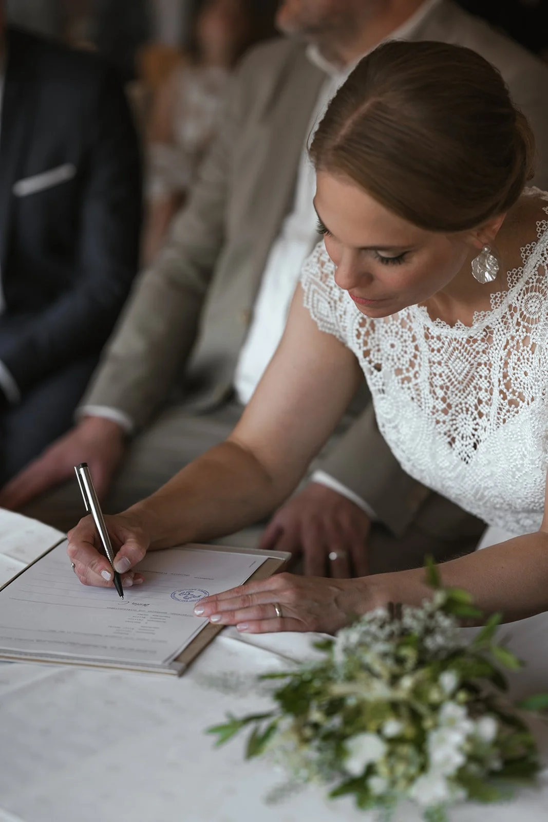 Braut unterschreibt das Dokument während der Zeremonie.