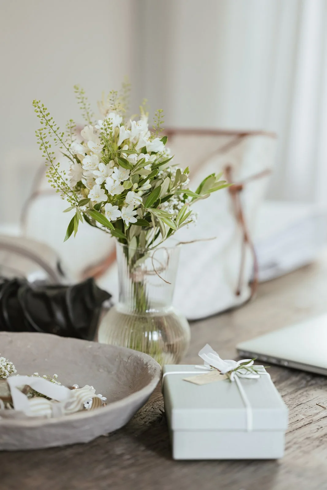 Hochzeitsgeschänke auf dem Tisch.