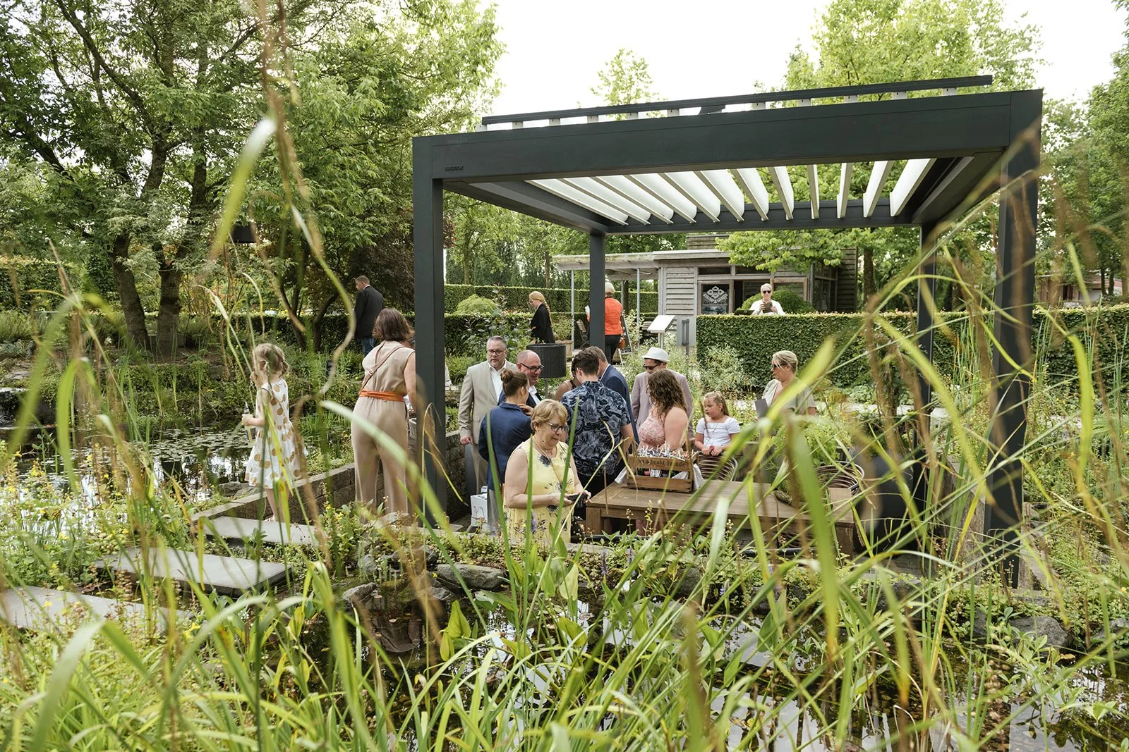 Hochzeitsgesellschaft im Park bei Sektempfang