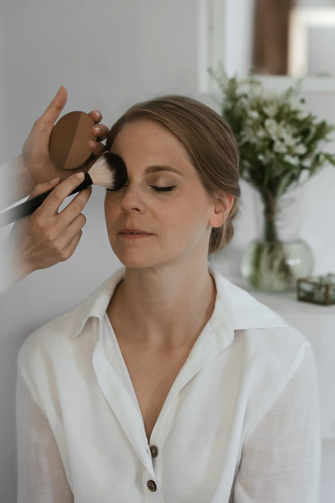 Getting Ready Aufnahme von einer Braut , die grade geschminkt wird