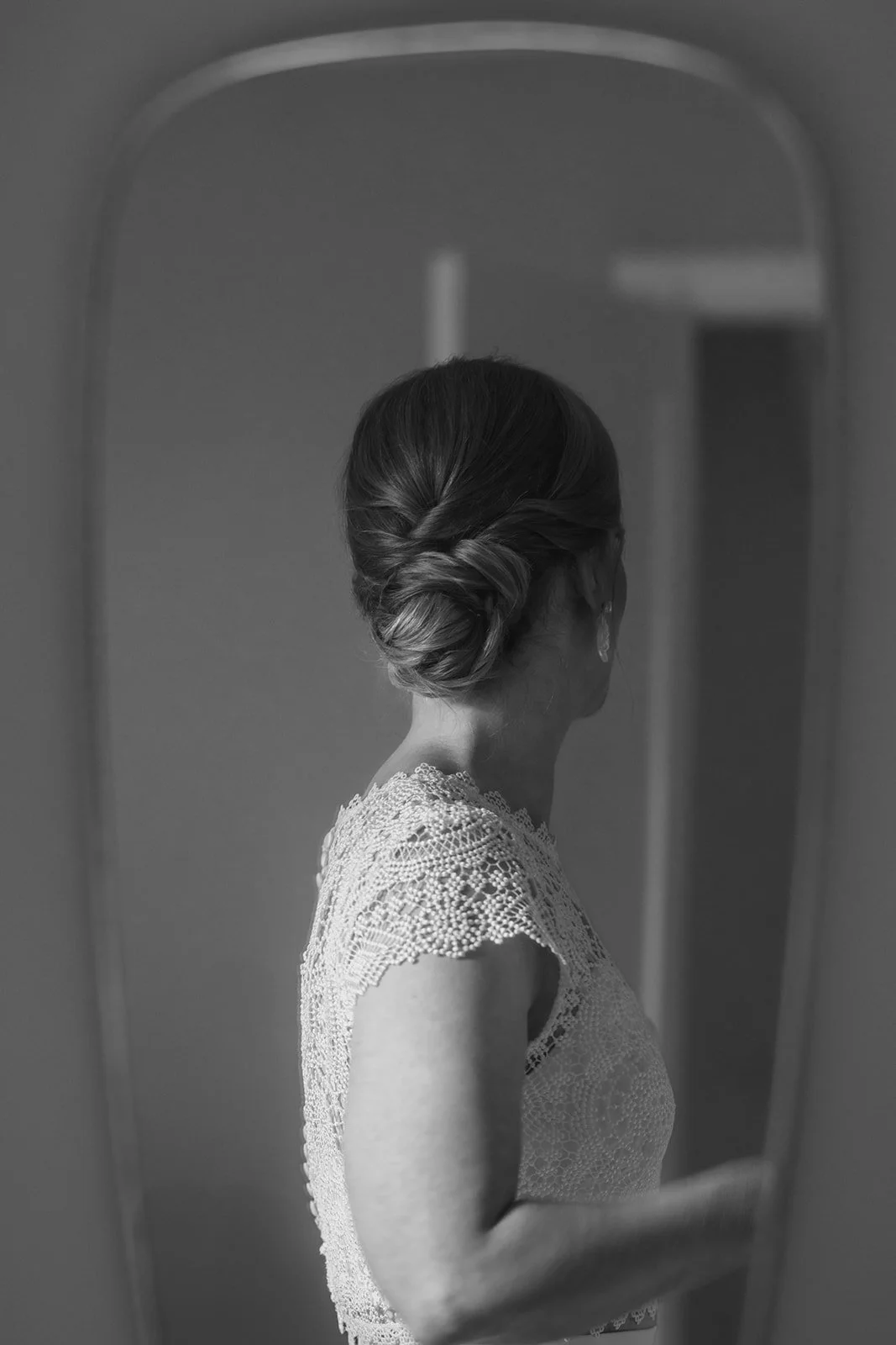 Braut schaut sich im Spiegel an. 