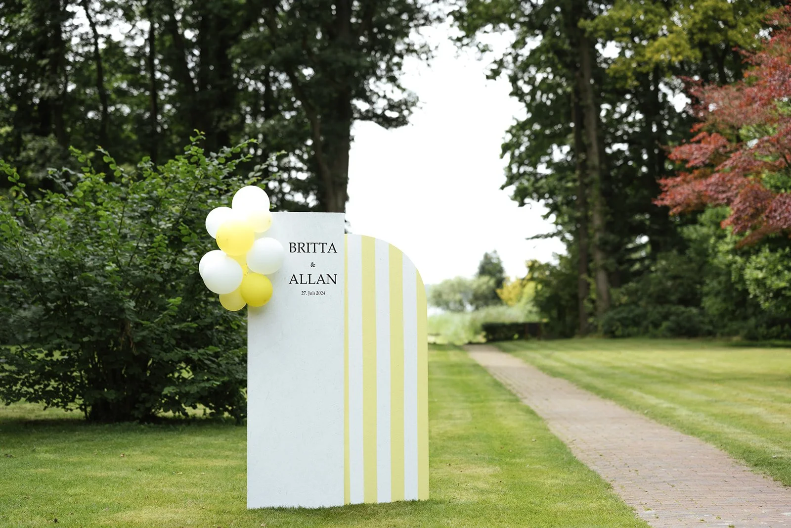 Fotowandidee im Park für die Hochzeitsgäste.