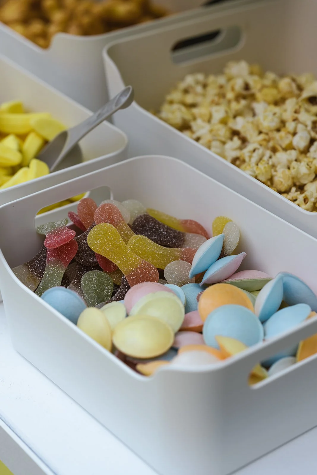 Süßigkeitenbar während der Gartenparty nach der Trauung.