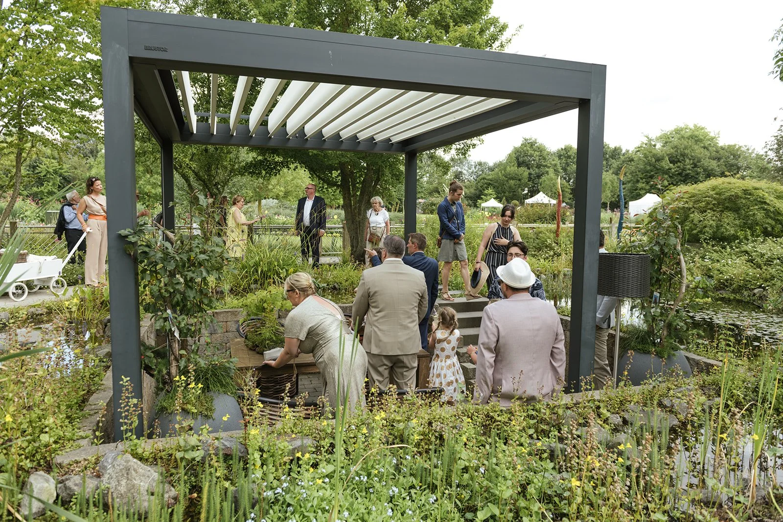 Sektempfang im Park, Gäste unterhalten sich fröhlich.