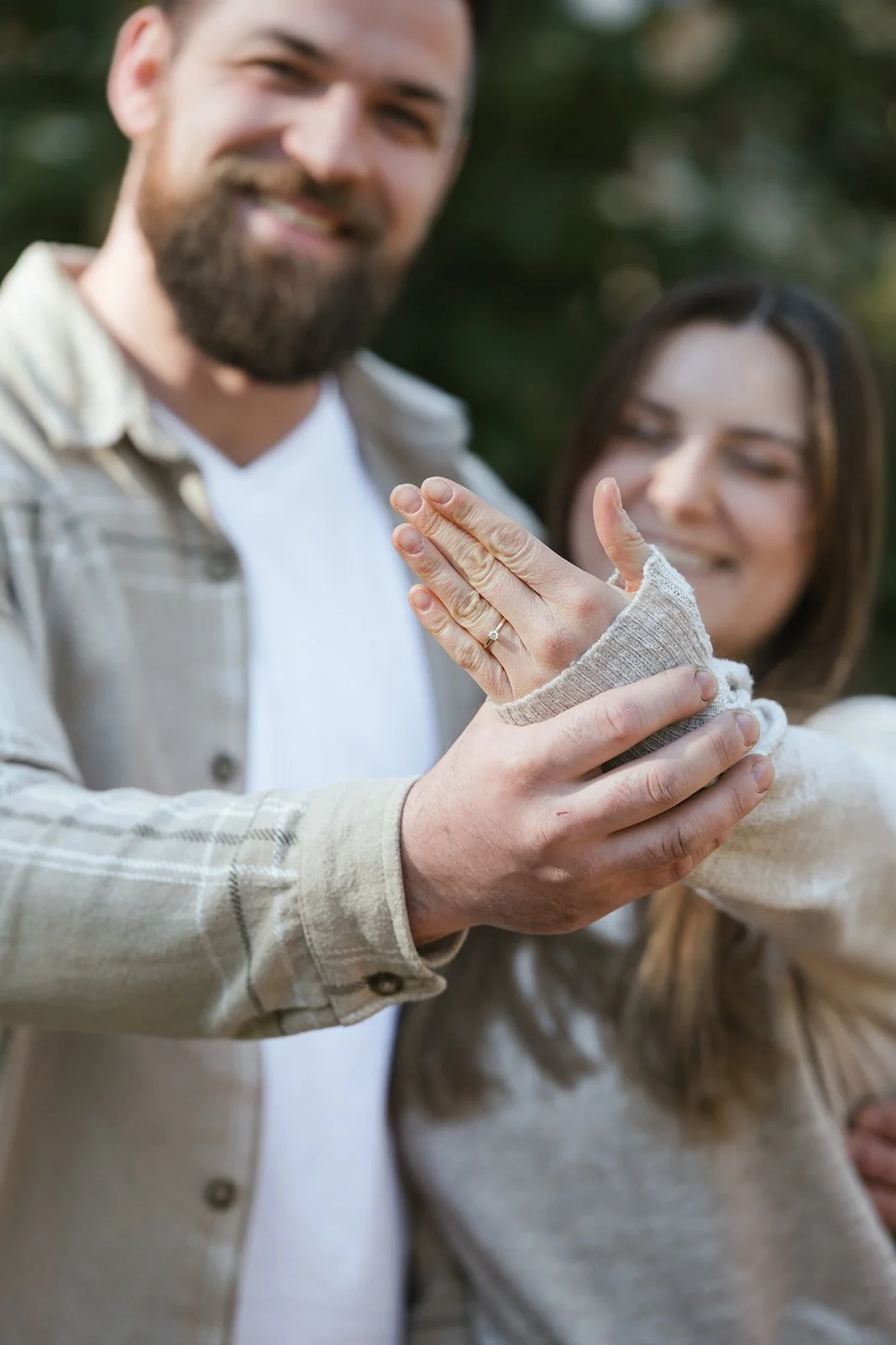 Frau hält ihre Hand Richtung Kamera. Sie wurde grade verlobt.