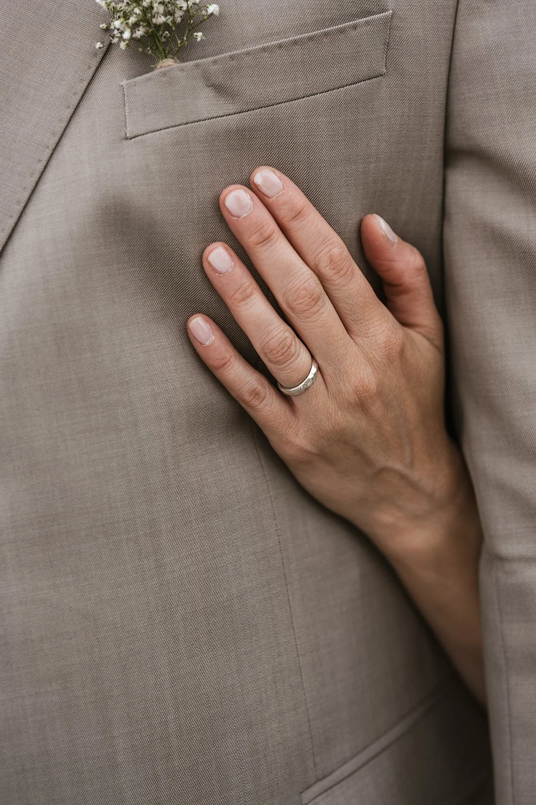 Eine Hand mit Ehering.