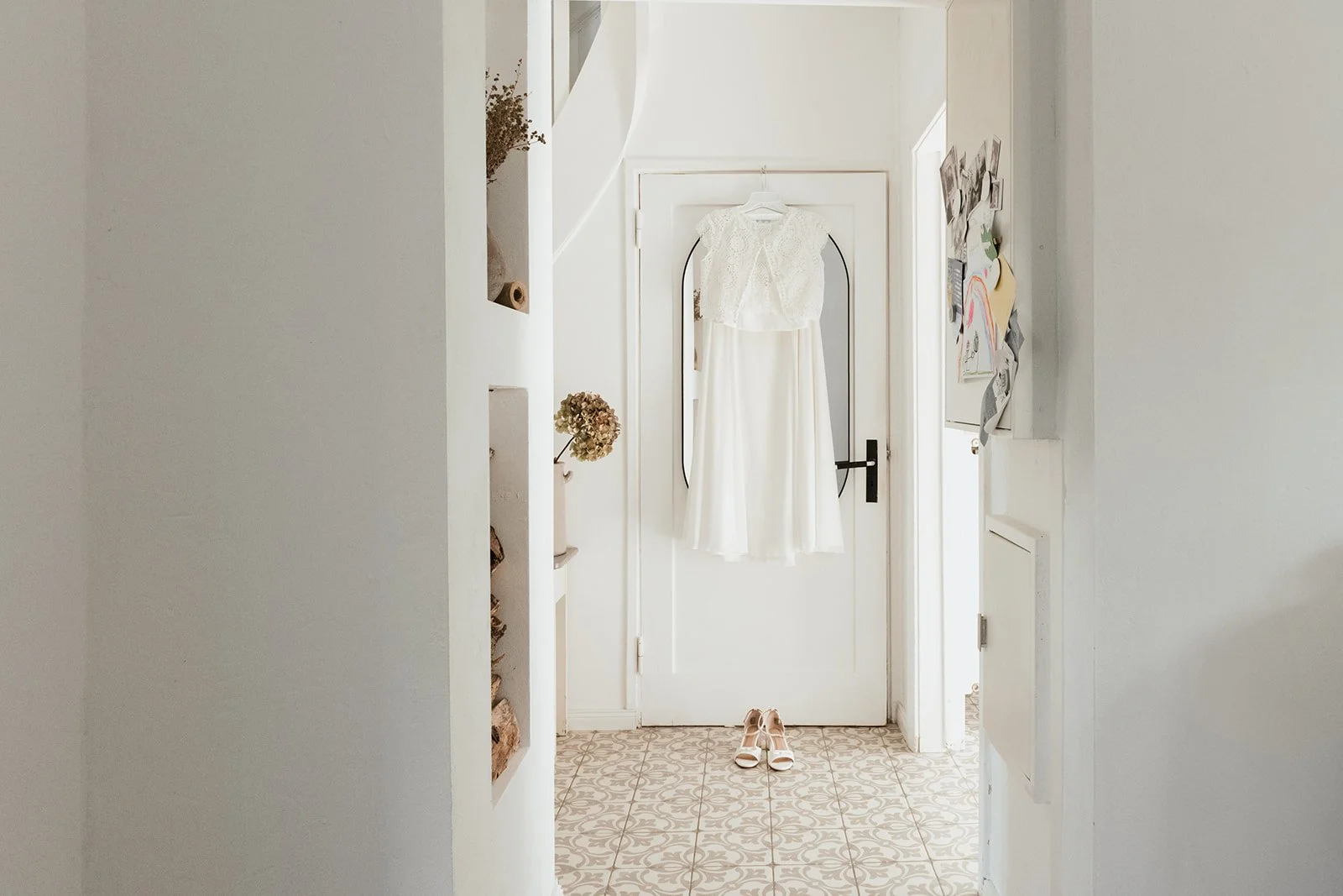 Aufnahme von dem Brautkleid, was an der Tür im Raum hängt.