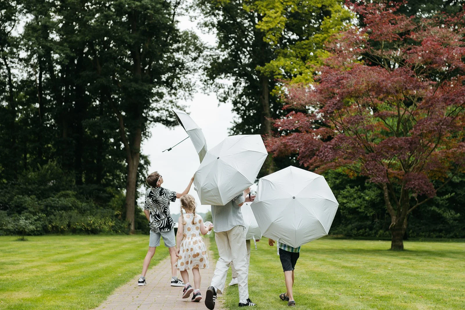 Kinder spielen im Park nach der freie Trauung.