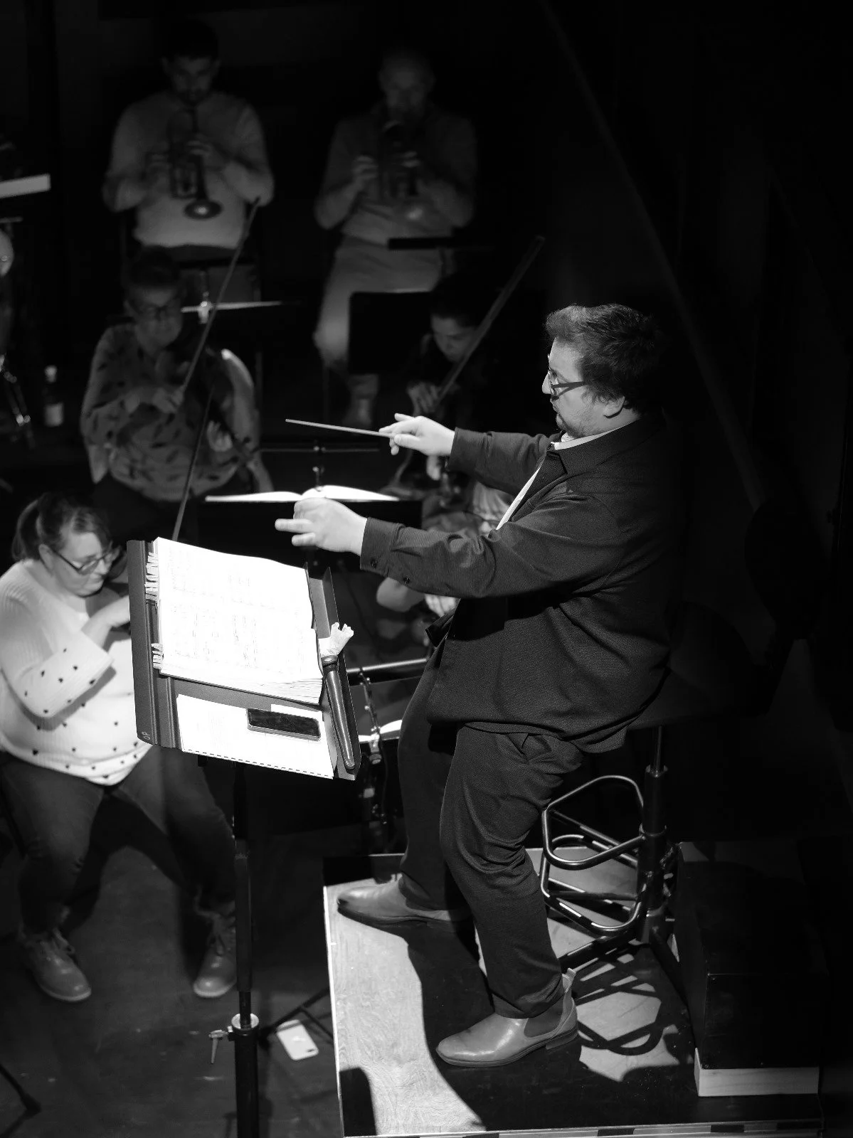 Chef d'orchestre dirige un orchestre d'enfants lors d'une performance en salle