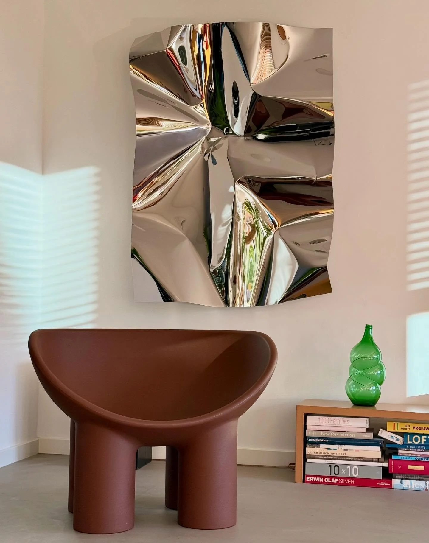 Kunst geeft je interieur karakter! Het is mijn grootste inspiratie bron. Nog iedere dag zo blij met mijn kunstwerk van @eirikjahnsen 💛 #interieur #kunstinhuis #interieurontwerper #denkruimoverinterieur