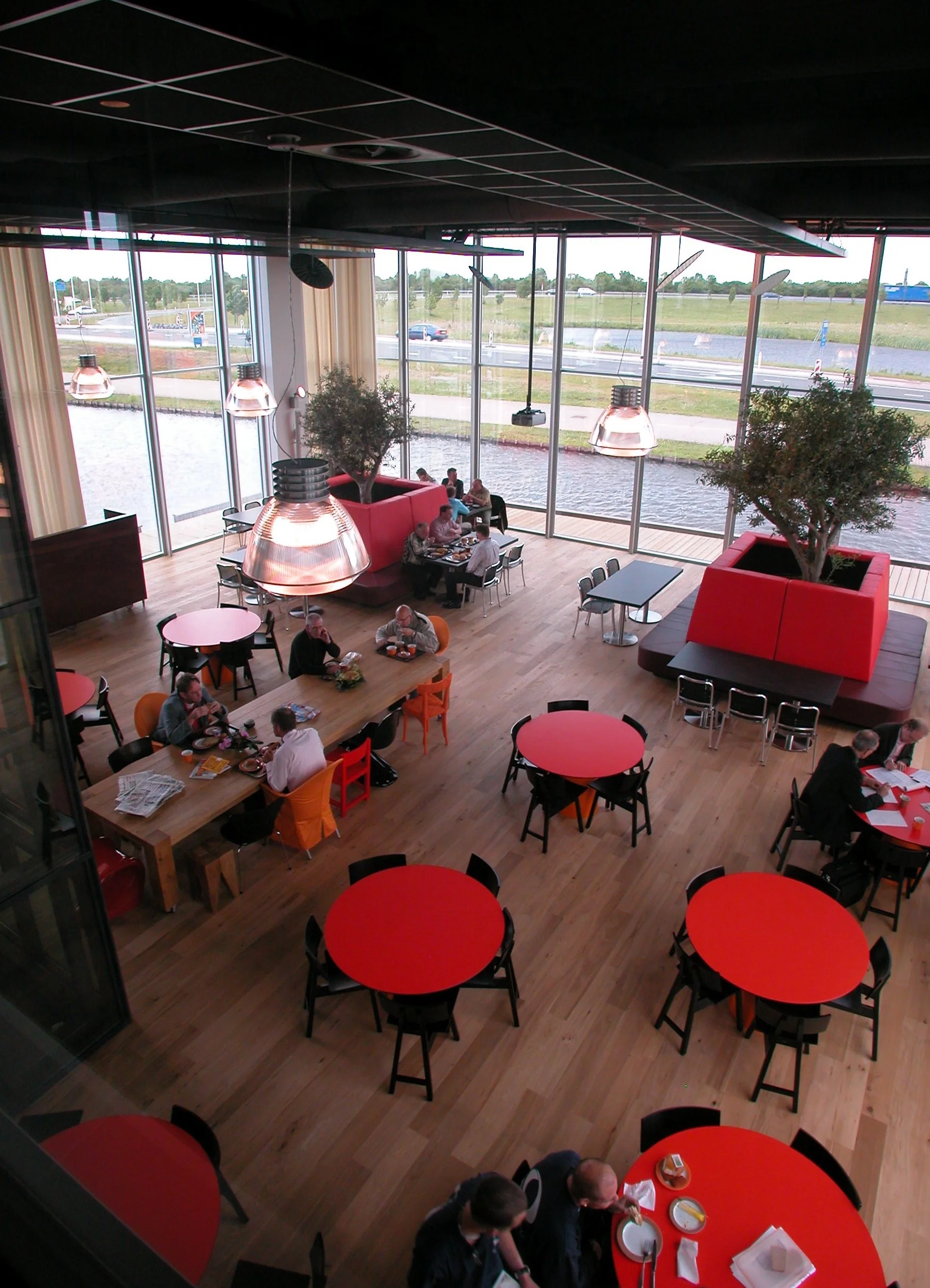 26 Bedrijfsrestaurant met diverse functies waaronder een royale leestafel kopie.jpg