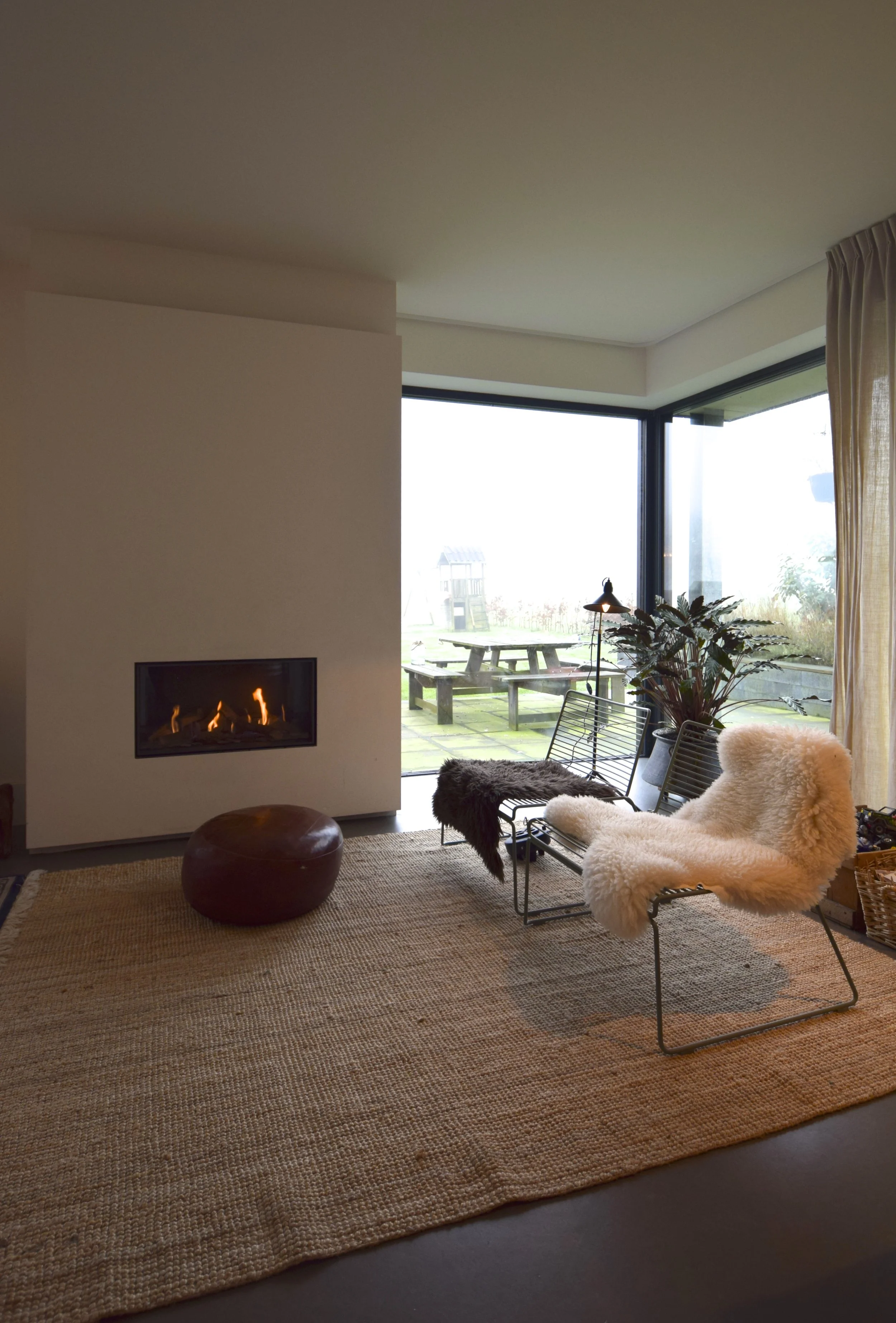 zitkamer met haard en uitzicht op landelijke omgeving_0591.jpg