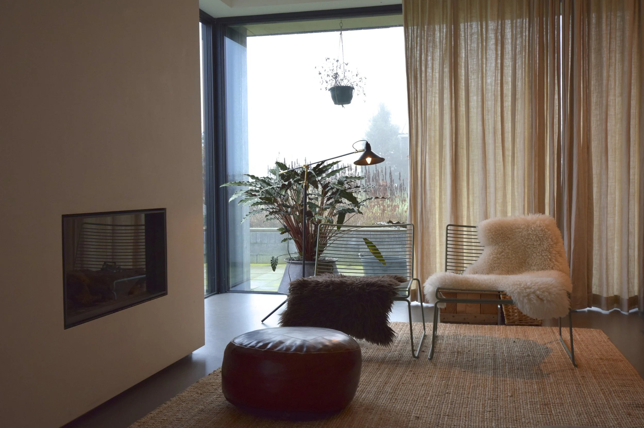 Fauteuils van draadstaal voor glazen pui_0588[Denk Ruim].jpg
