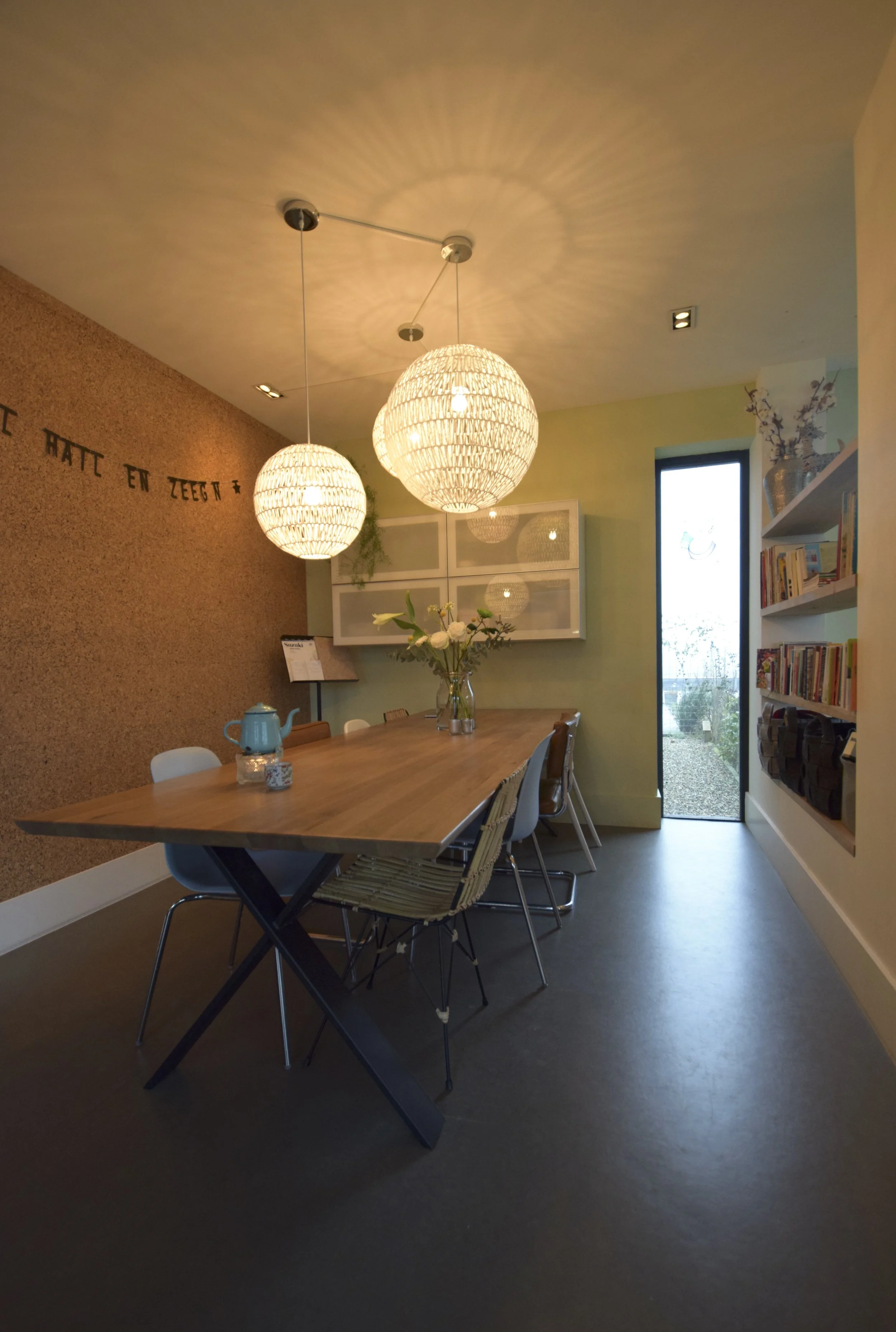 Eetkamer met kurkwand en doorzicht naar tuin _0571[Denk Ruim].jpg