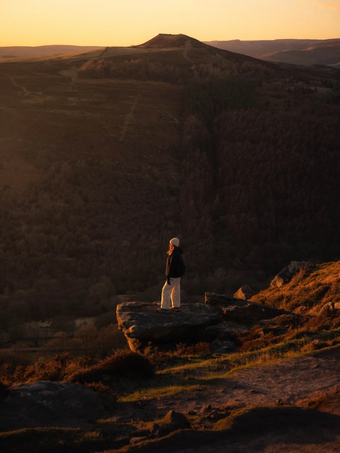 Shooting my first sunset of the year. //

This past weekend I was lucky enough to take in a stunning sunset with @issyjorge at Bamford Edge in the peak district. Golden Hour at it&rsquo;s finest 👌. I&rsquo;m hoping for more clear skies on the next a