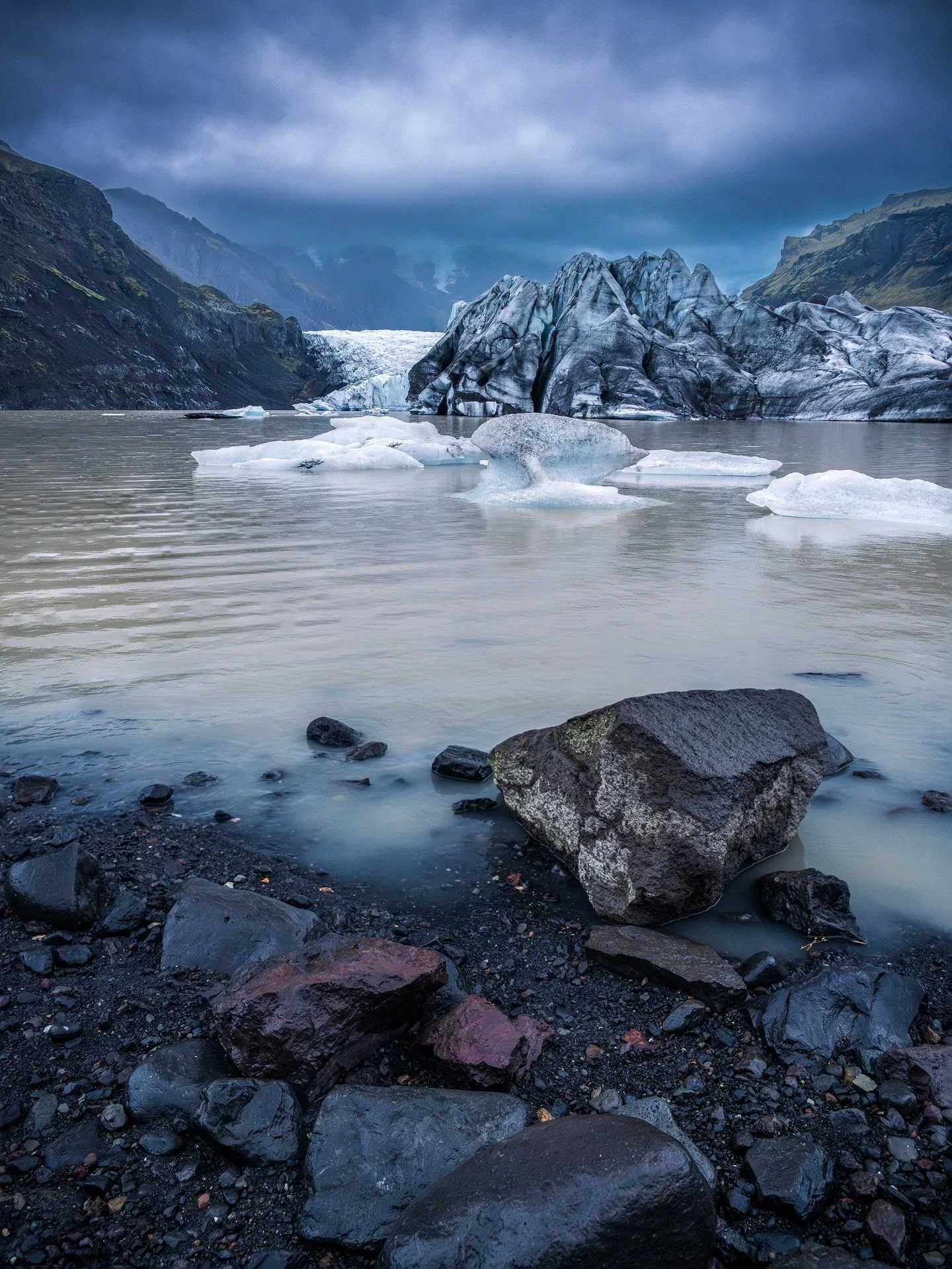 A mood at Sv&iacute;nafellsj&ouml;kull Glacier. //

Yet another site to behold during our Iceland Trip. We took a quick stop here before making a move to Fosshotel Glacier Lagoon.

I actually managed to capture some drone shots at this location which