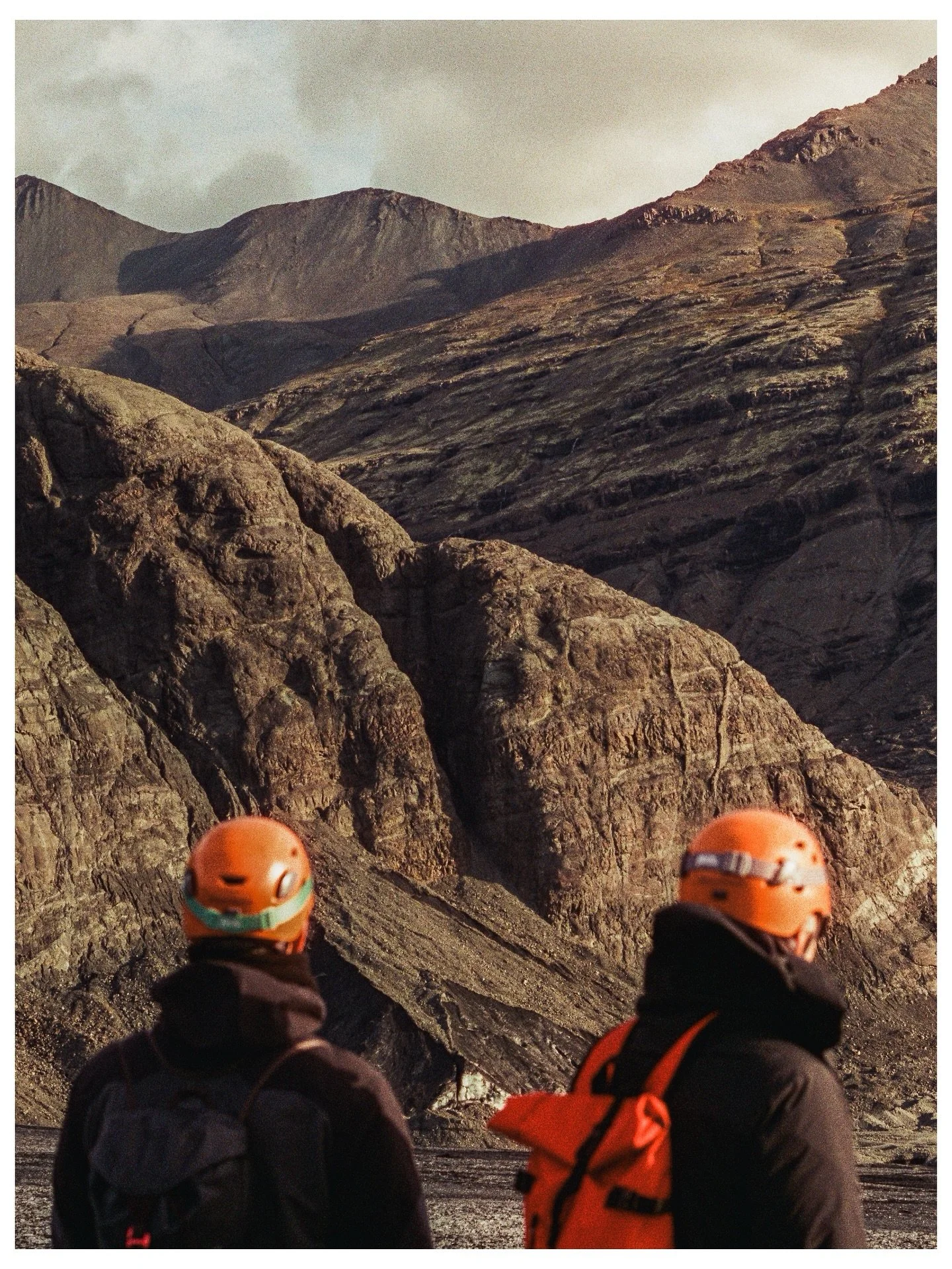 A morning in Iceland on 35mm 🎞️ // 

The one morning we were gifted with a beautiful sunrise. We couldn&rsquo;t have asked for a better time for the rain to hold off as hiking the Brei&eth;amerkurj&ouml;kull Glacier was on today&rsquo;s agenda. They