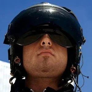 Detlef Dreßlein gerüstet mit Helm und Brille für Probeflug