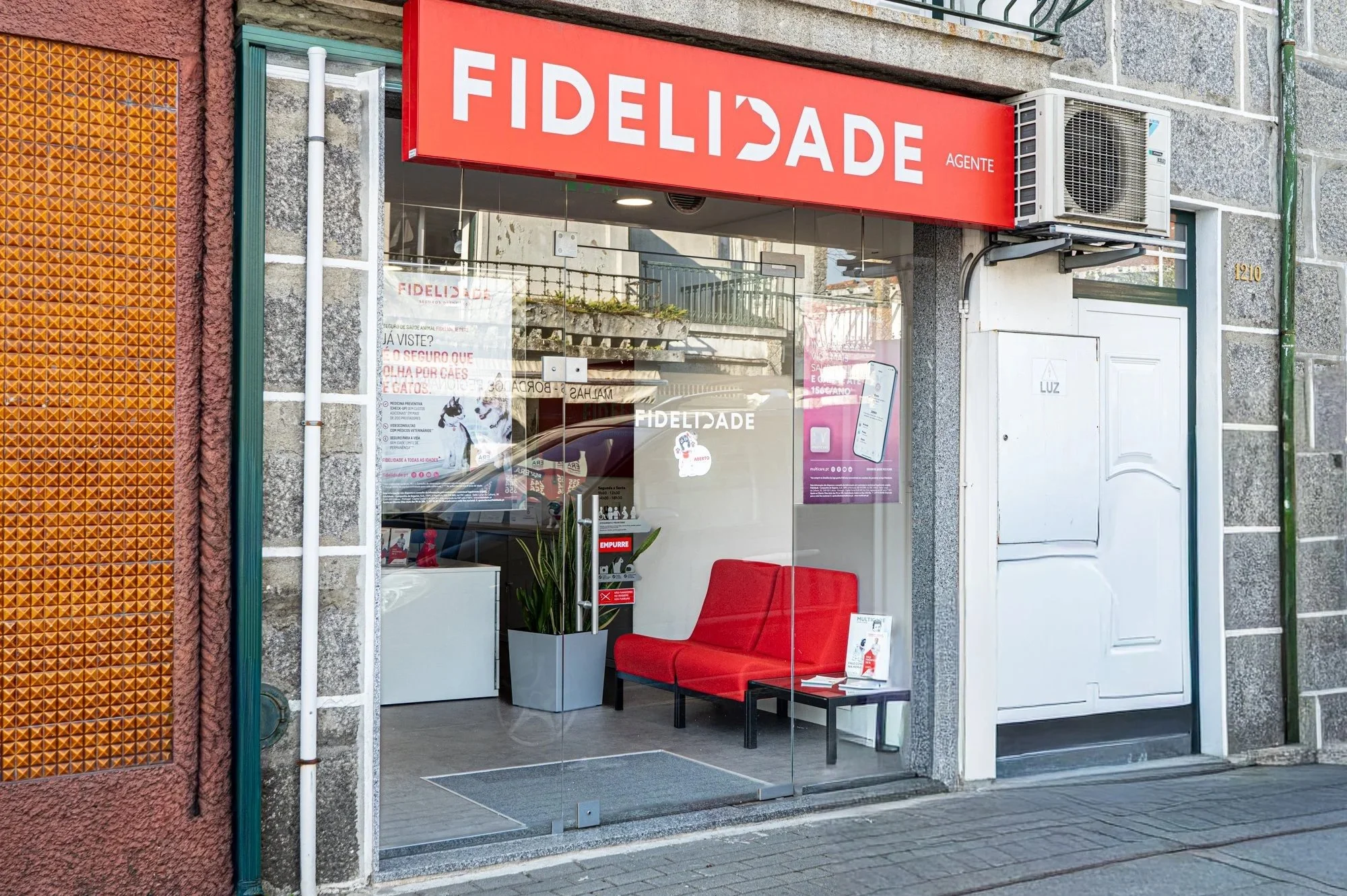 Loja Luciano Ferreira Seguros na Lixa.