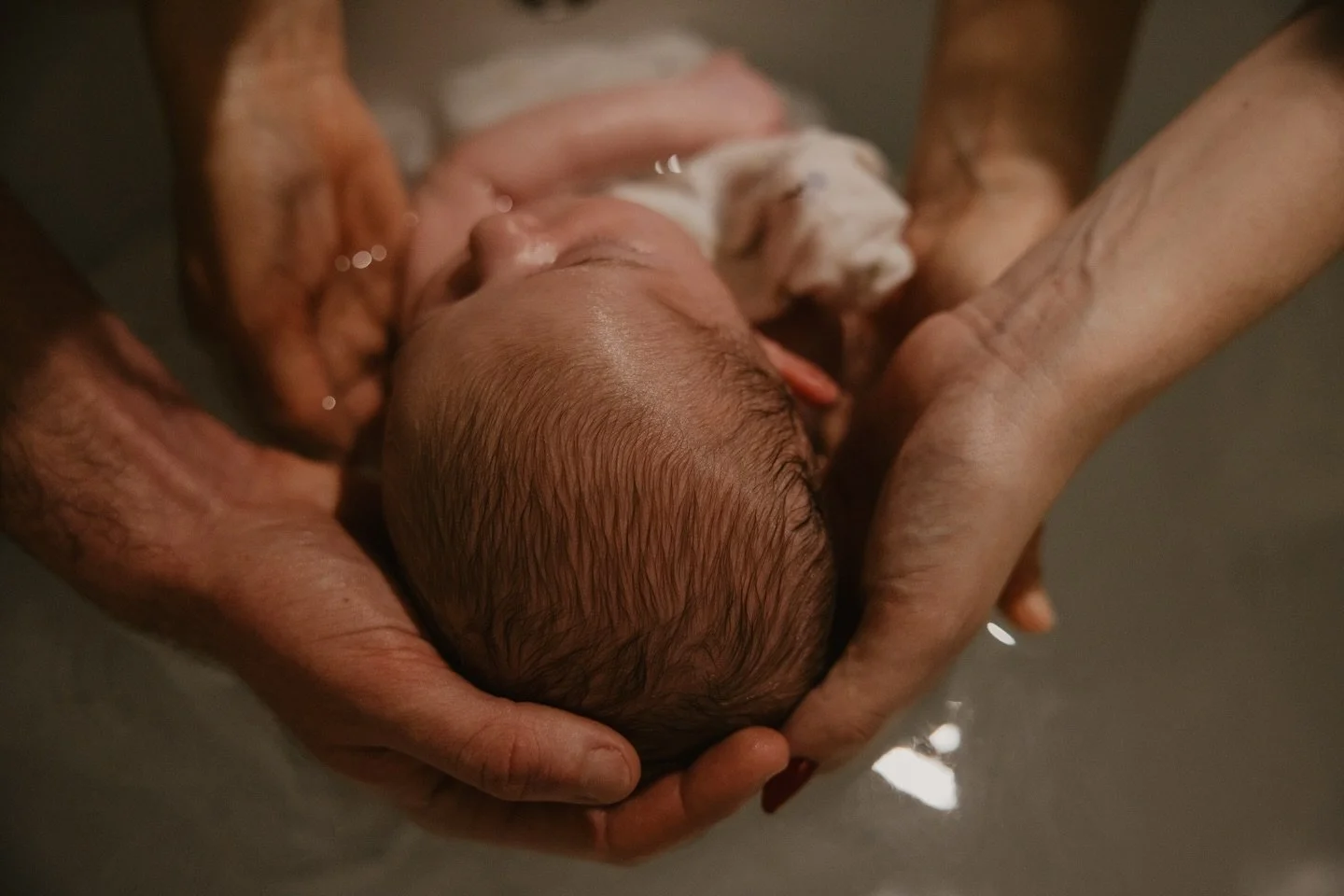 Ces mains qui accueillent. 🤍

L&rsquo;une, celle d&rsquo;un papa.
L&rsquo;autre, celle d&rsquo;une maman.
Et entre elles&hellip; tout un monde.

Le bain de naissance, c&rsquo;est ce moment suspendu o&ugrave; b&eacute;b&eacute; retrouve la douceur de