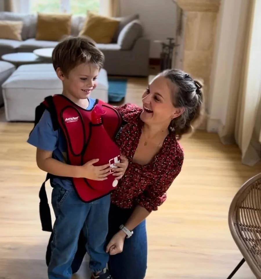 Jeune garçon avec un gilet de sauveteur apprenant les gestes de premiers secours