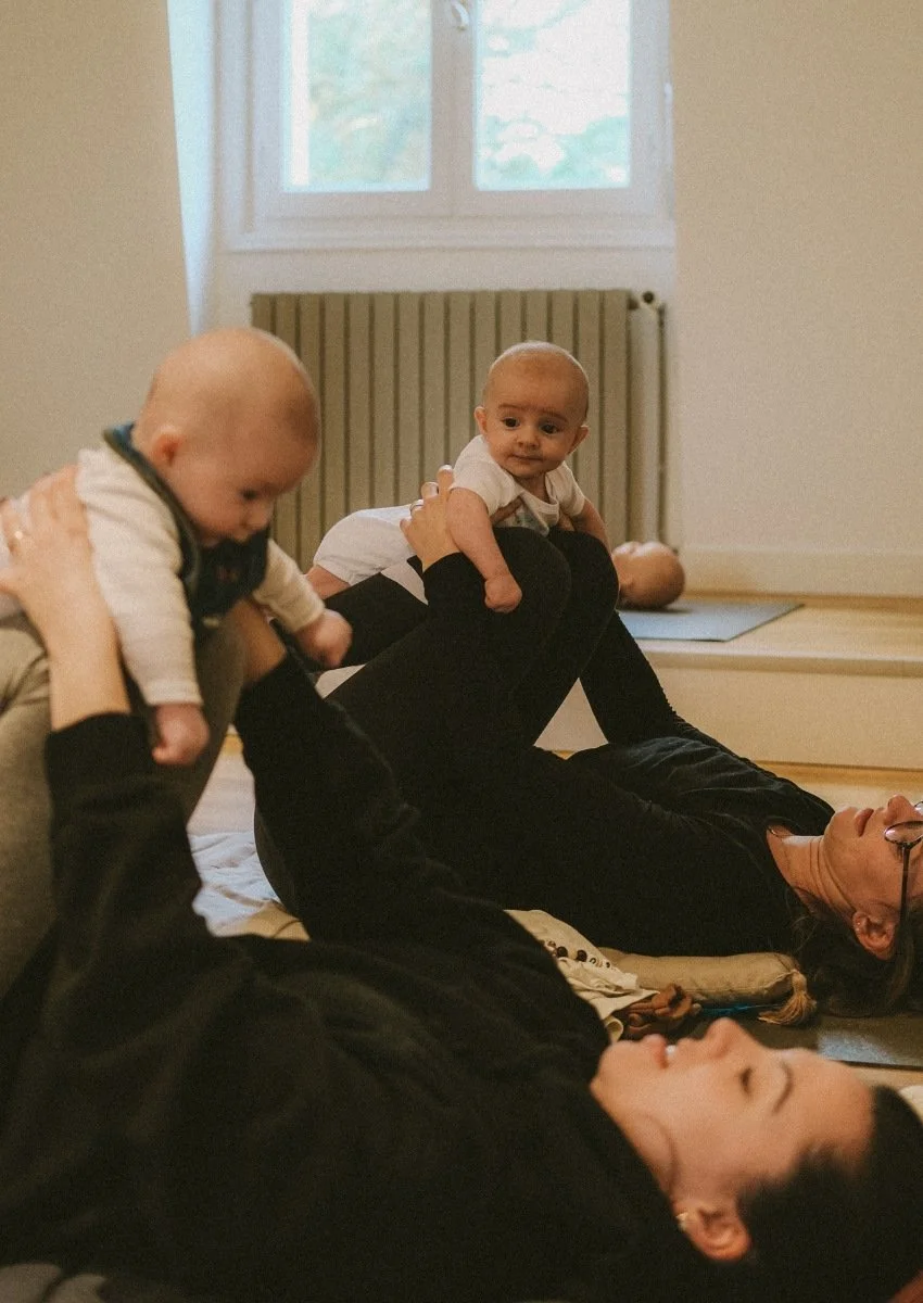 Groupe de mamans avec leur bébé pendant une séance Baby Yoga à Quimper