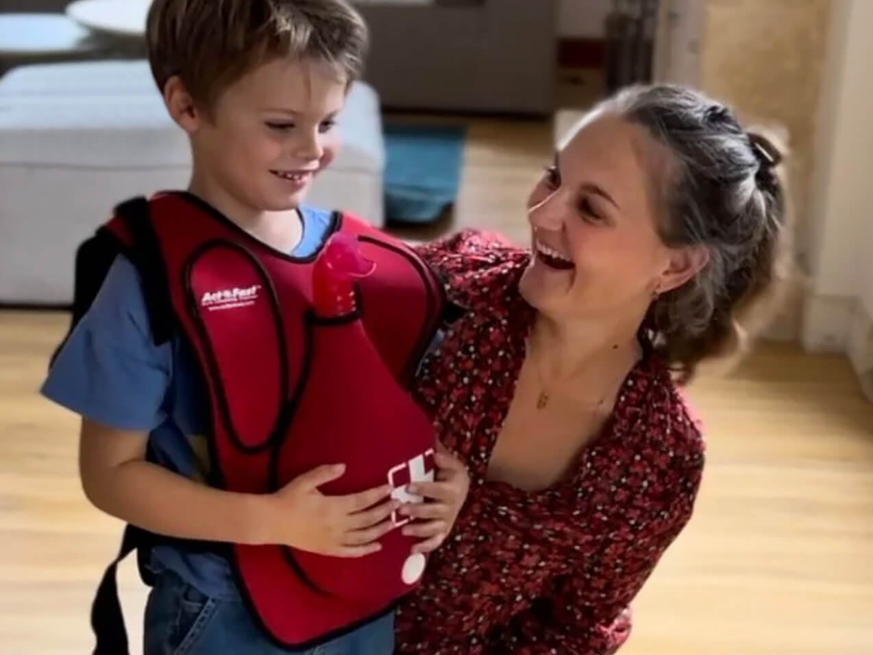 Jeune garçon apprenant les gestes qui sauvent pour devenir un vrai petit sauveteur