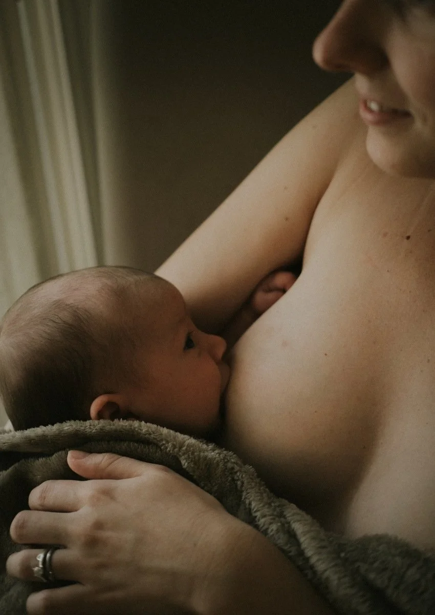 Une maman allaitant son bébé dans un cadre intimiste