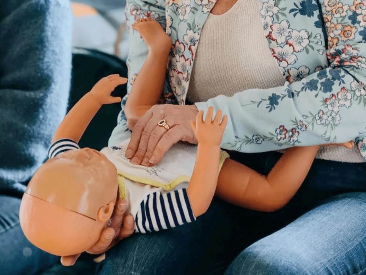 Manipulation d'un mannequin enfant pour apprendre les gestes de premiers secours pédiatrique à Quimper