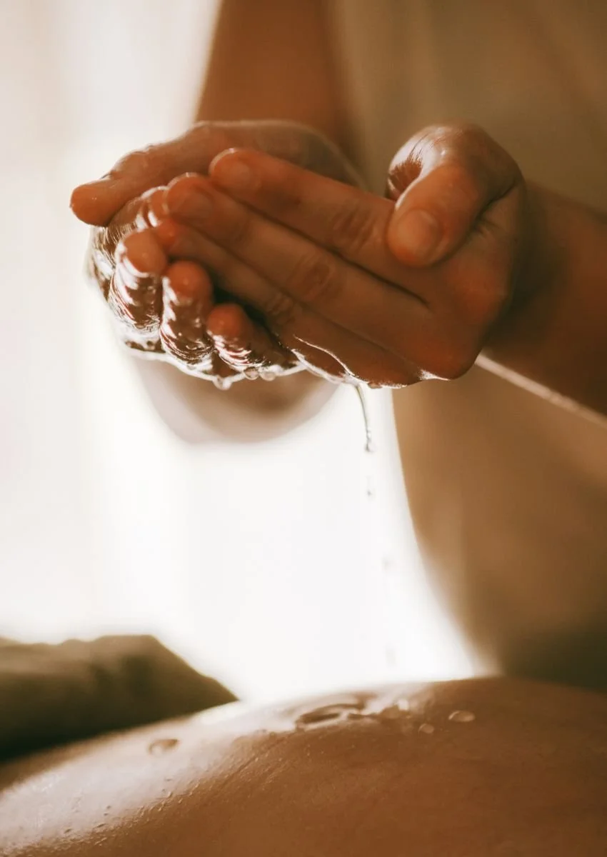 Réalisation d'un massage bien-être postnatal sur une femme venant d'accoucher à Quimper