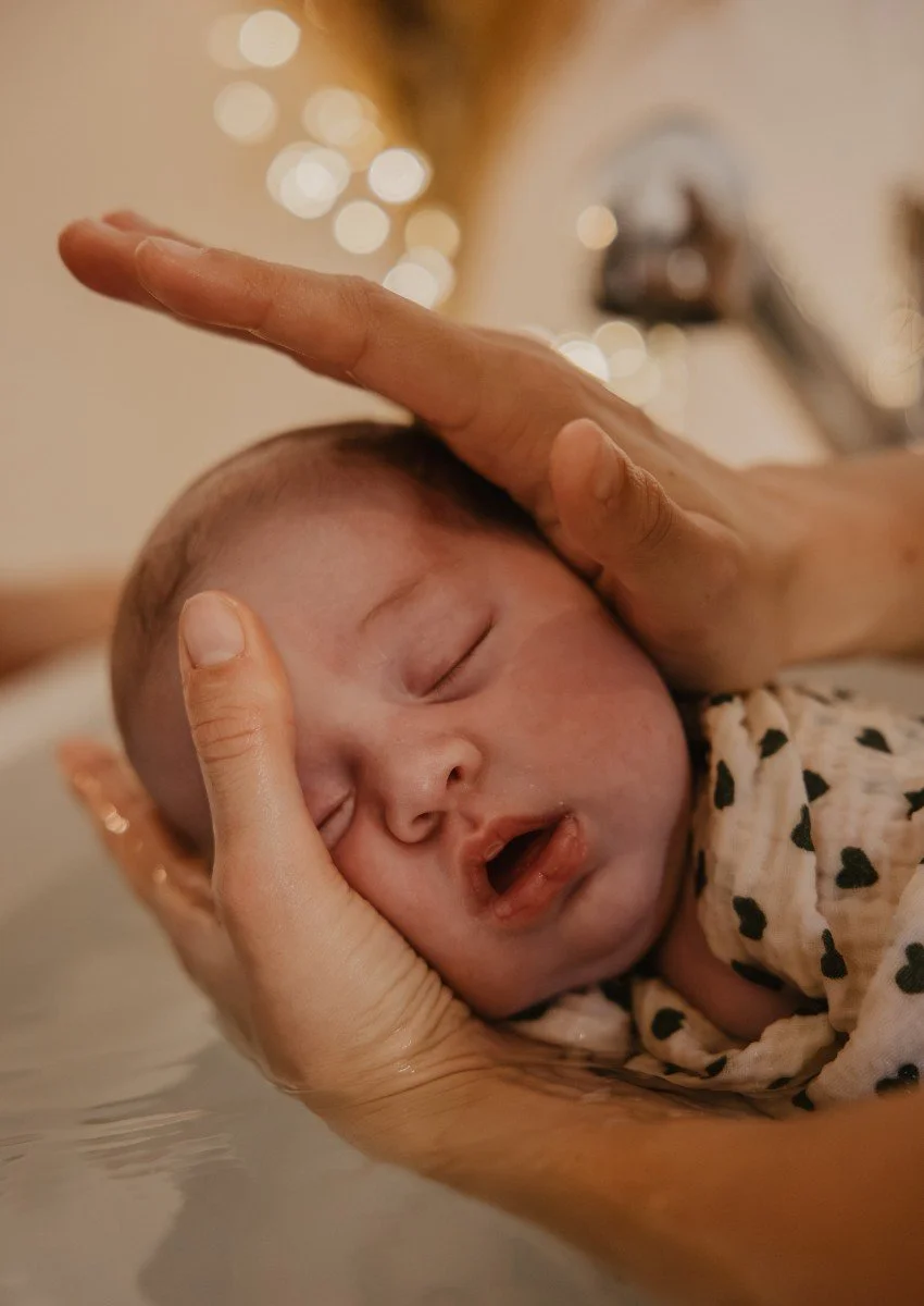 Bébé en plein moment de relaxation lors du bain thérapeutique bébé à Quimper