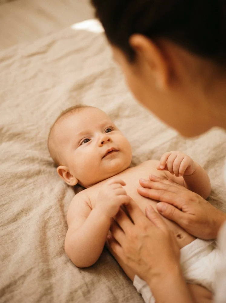 Mère réalisant un massage relaxant à son bébé