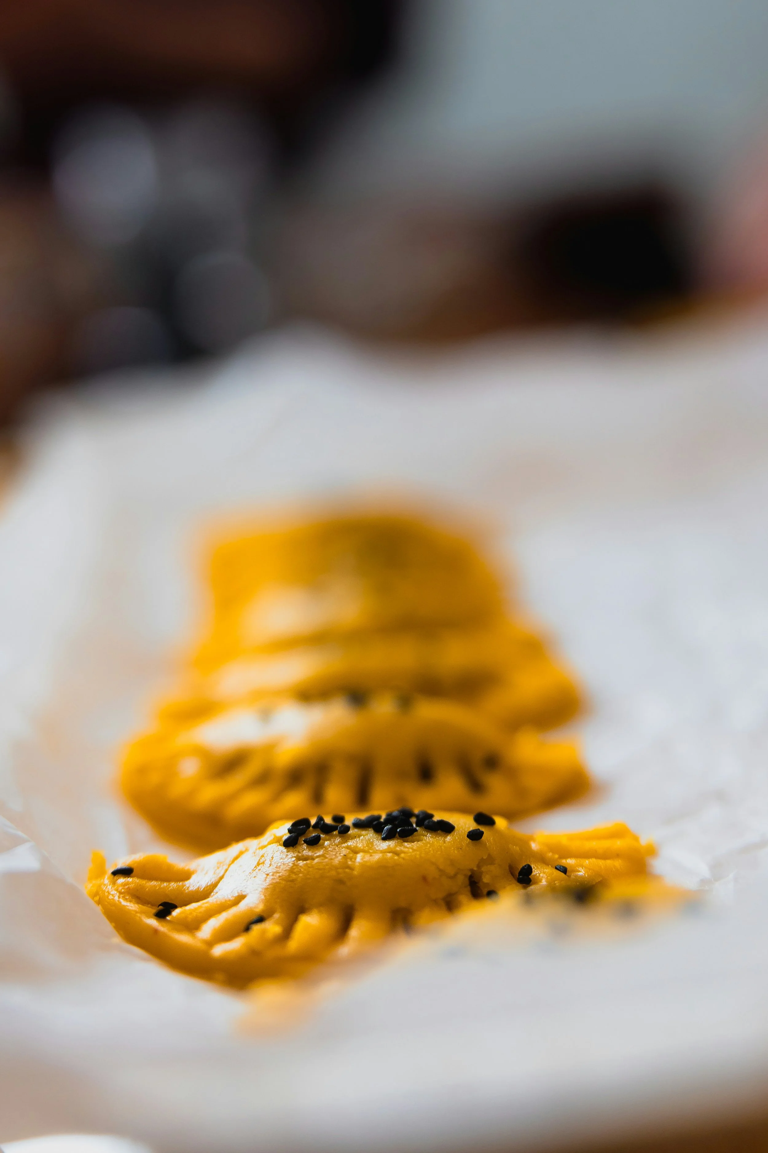 Préchauffement de pâtes farcies sur une feuille de papier cuisson.