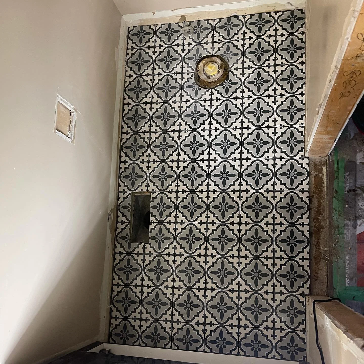 6x6 Design tile bathroom