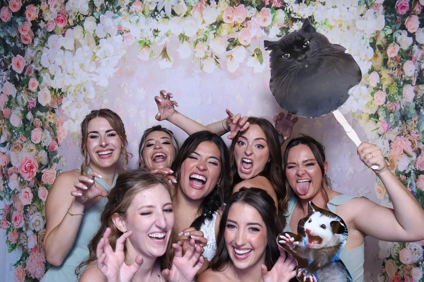 Love lingered in the air&hellip; along with soft bubbles and sweet laughter 🫧💫
Every detail of this wedding felt like a gentle daydream and I was so honored to capture it all. 💖

📸 Serving Snohomish County, King County, and the greater Seattle ar