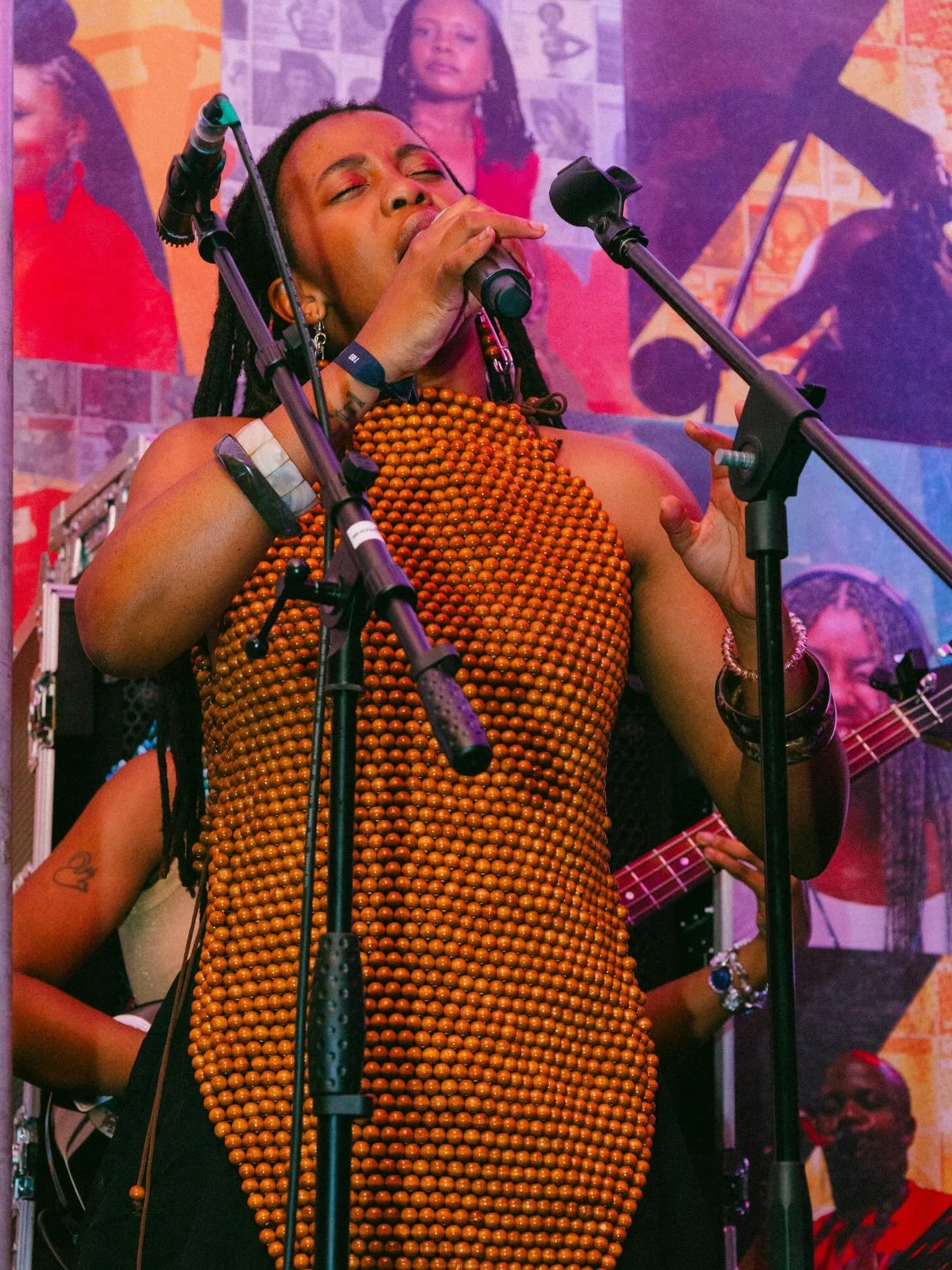 my second festival in my second month as a solo act 🥹🧚🏽

enkosi to the team at @umanyanolwejazz ngokusimema nobubele benu! 

team vv with me on the bandstand
bandleader, composer, vocalist, flautist: @vuyotshwele 
alto sax: @ofentse_sebula 
trombo
