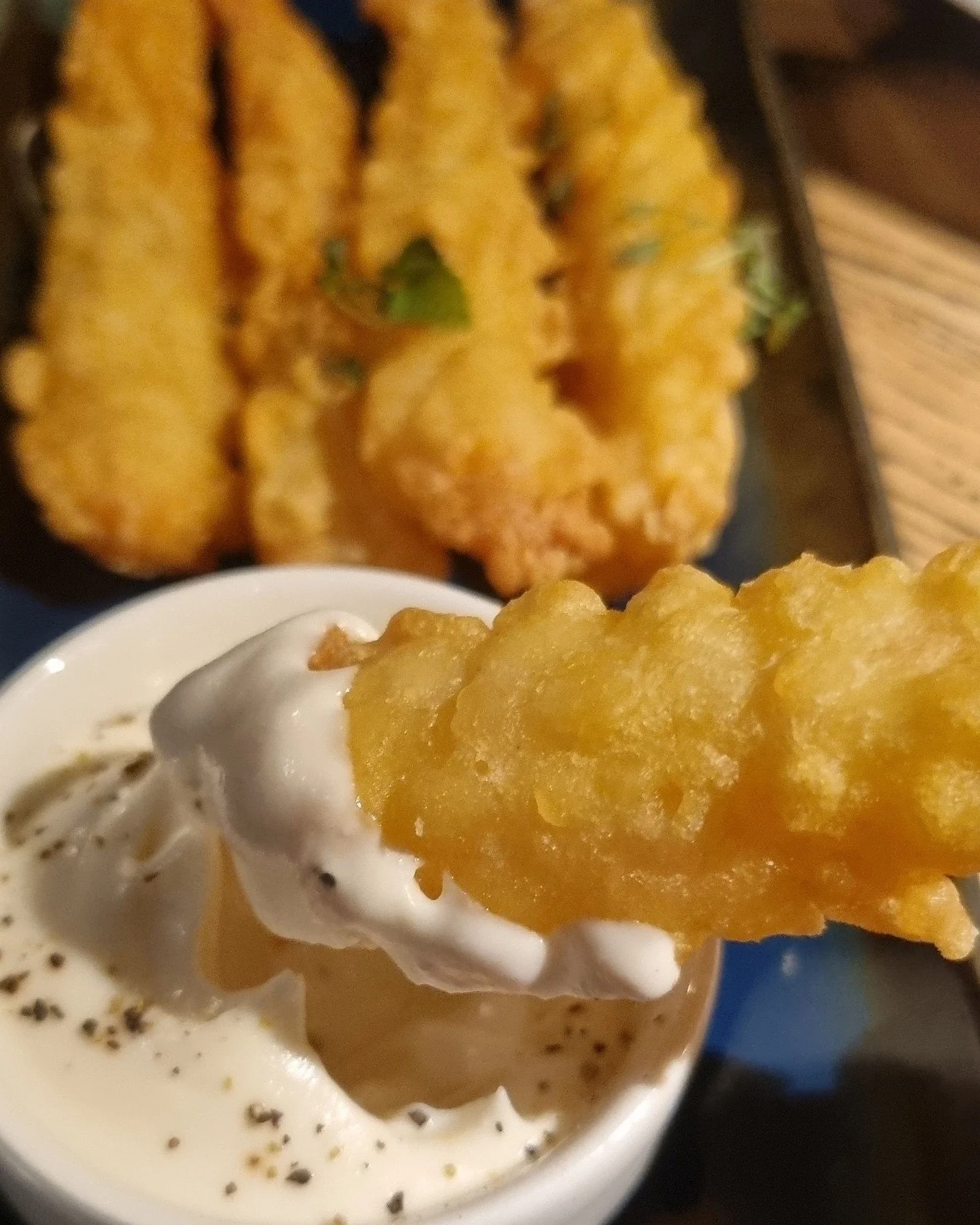 𝗜𝘁'𝘀 𝘁𝗵𝗲 𝘄𝗲𝗲𝗸𝗲𝗻𝗱! Wine Bar opens at 5pm, Brasserie open all day... why not have a happy hour glass of wine or beer and try some tempura prawns... PS don't forget the clocks go forward Saturday night! ⏰ 🍷🍸🍺 🦐 #weekendinspo #joesbrasse