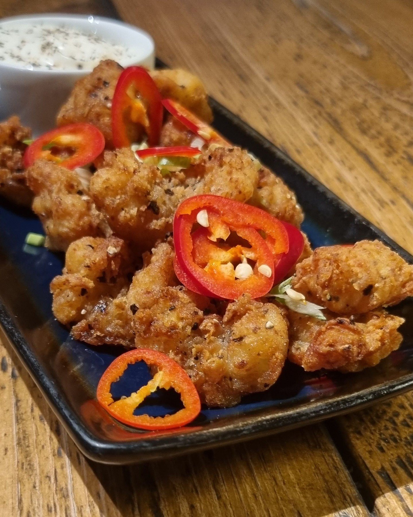 𝗦𝗮𝗹𝘁 &amp; 𝗣𝗲𝗽𝗽𝗲𝗿 𝗦𝗾𝘂𝗶𝗱 𝘄𝗶𝘁𝗵 𝗴𝗮𝗿𝗹𝗶𝗰 𝗮𝗶𝗼𝗹𝗶: The perfect bar snack or starter. Great for sharing (but you won't want to..). #saltandpeppersquid #joesbrasserie #bestbarsnacks #londonbars #FulhamBars