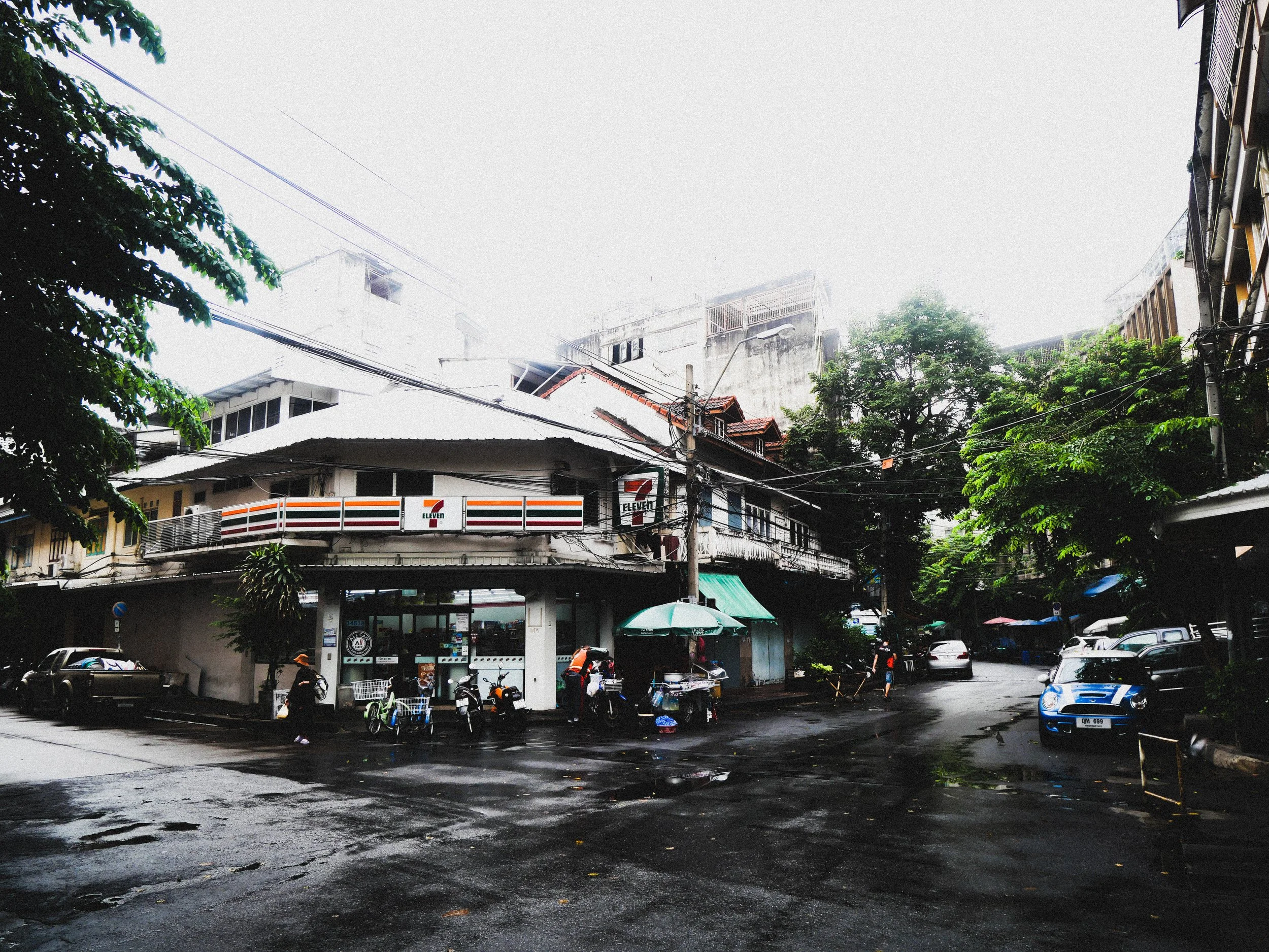 Seven Eleven après une pluie battante