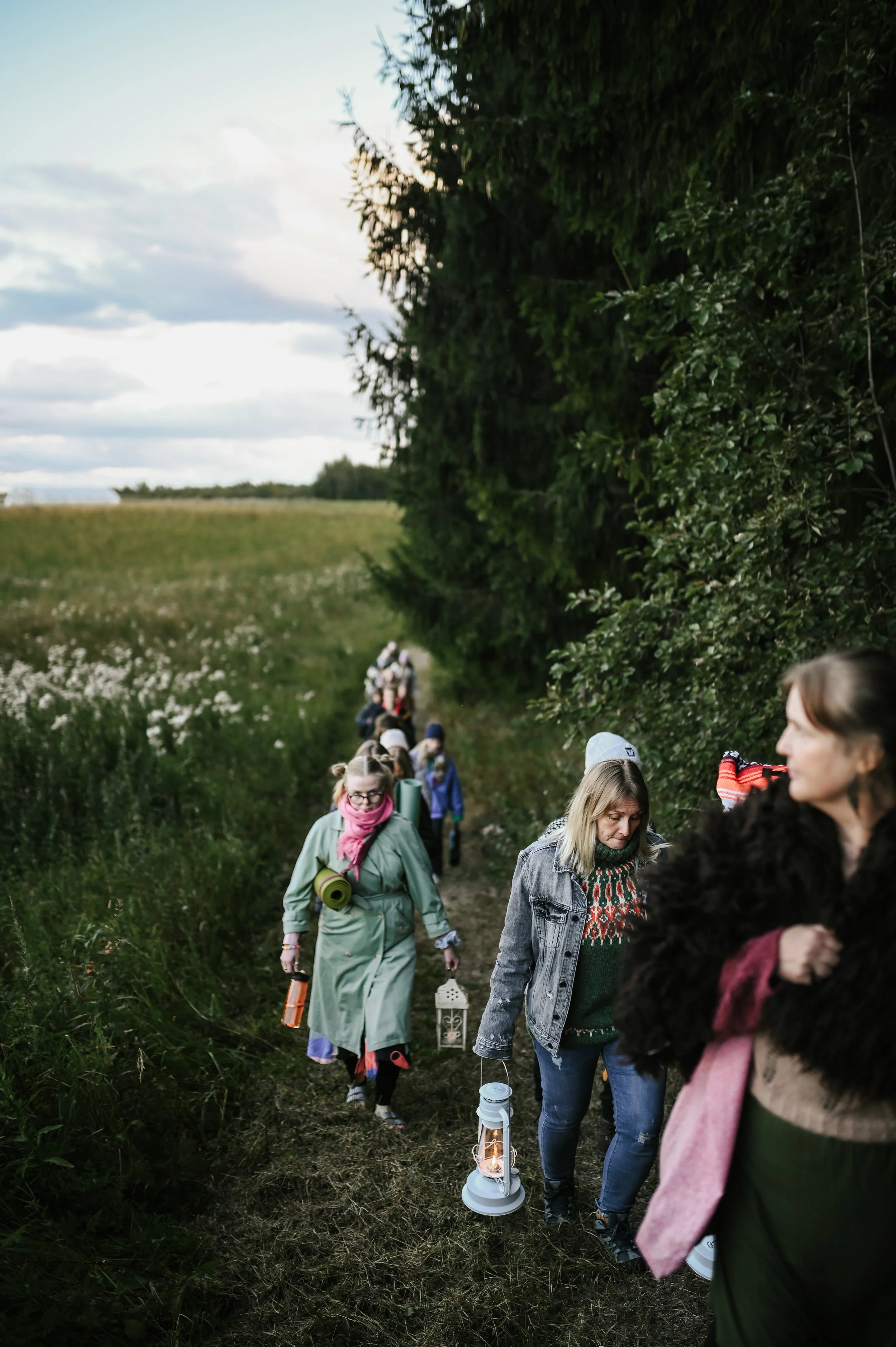 Juurilla avausseremonian kulkue