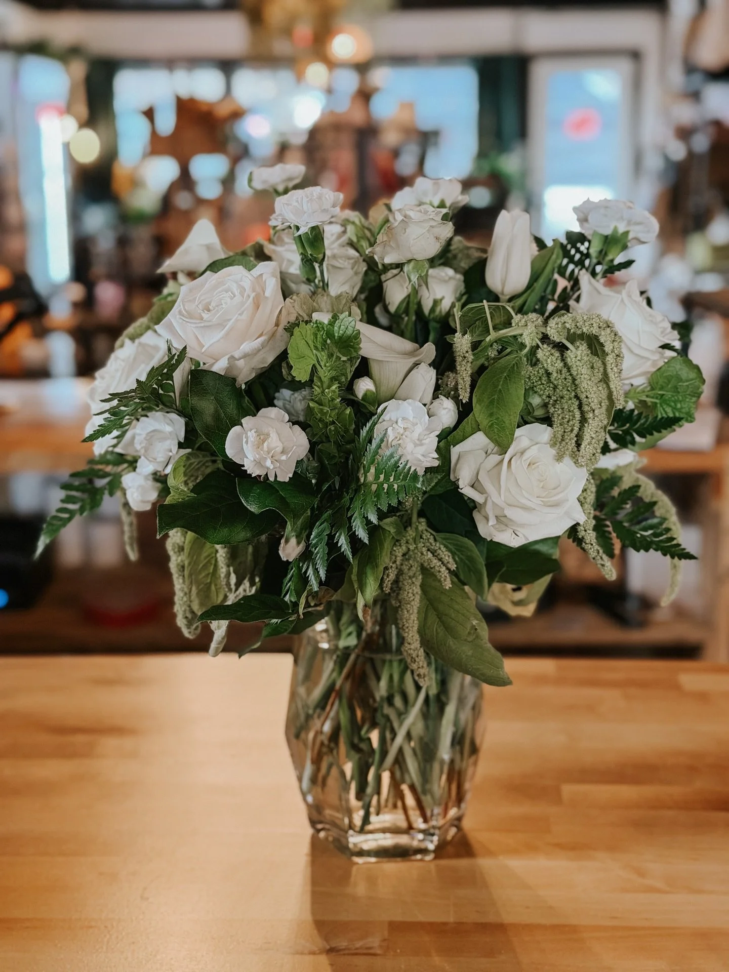 Who says an all-white arrangement has to be boring? 🤩
